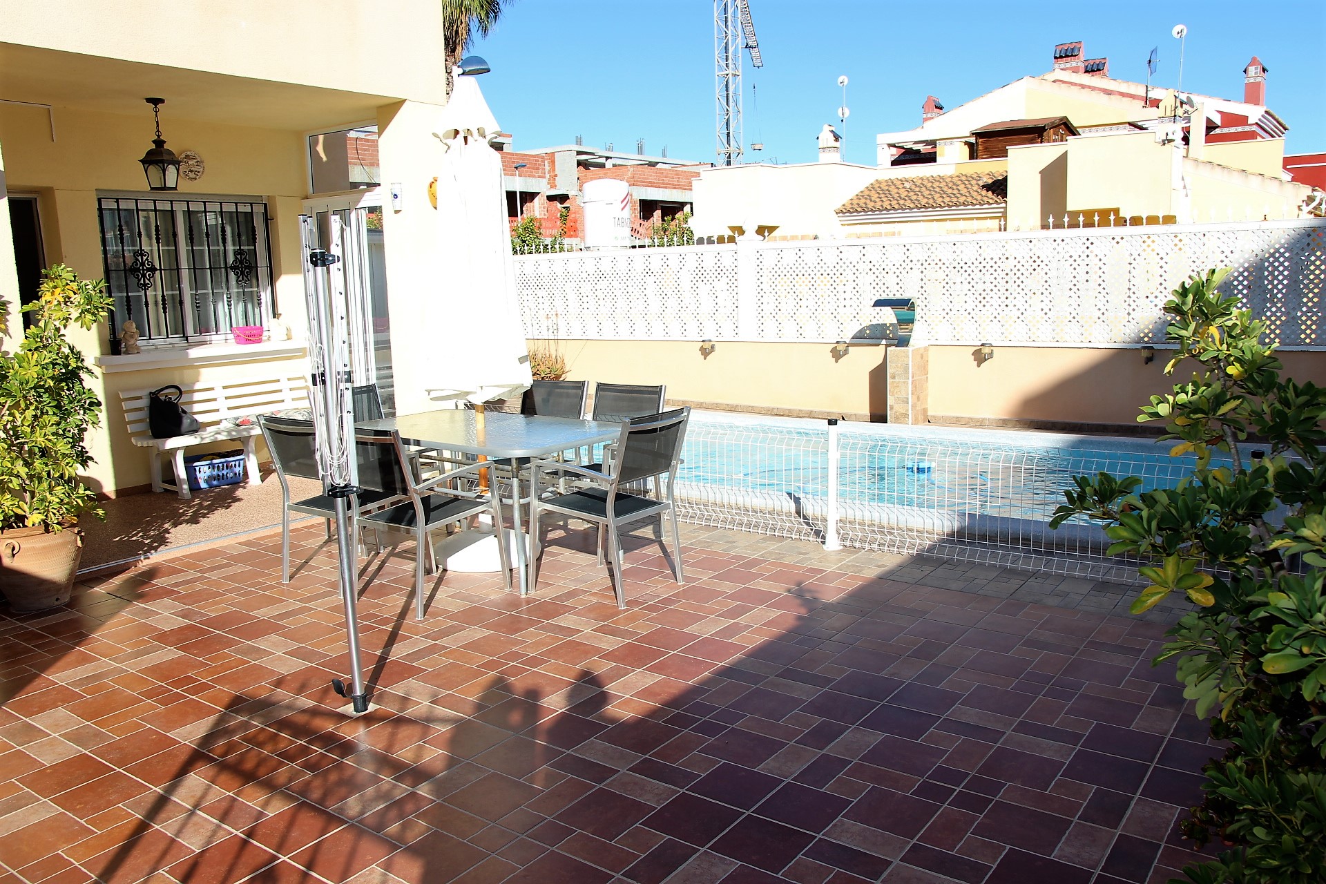 Casa de esquina adosada en Torrevieja con piscina privada
