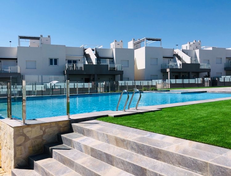 Alquiler vacacional, nuevo bungalow en planta baja con gran terraza en Torrevieja, Alicante