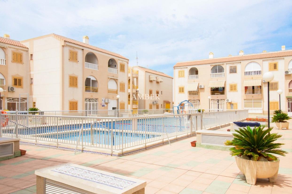 Renovated apartment with pool next to the beach, Torrevieja