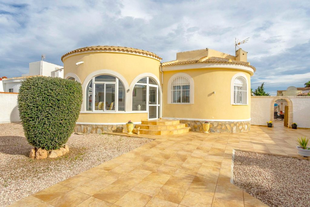 Villa with large plot and private pool