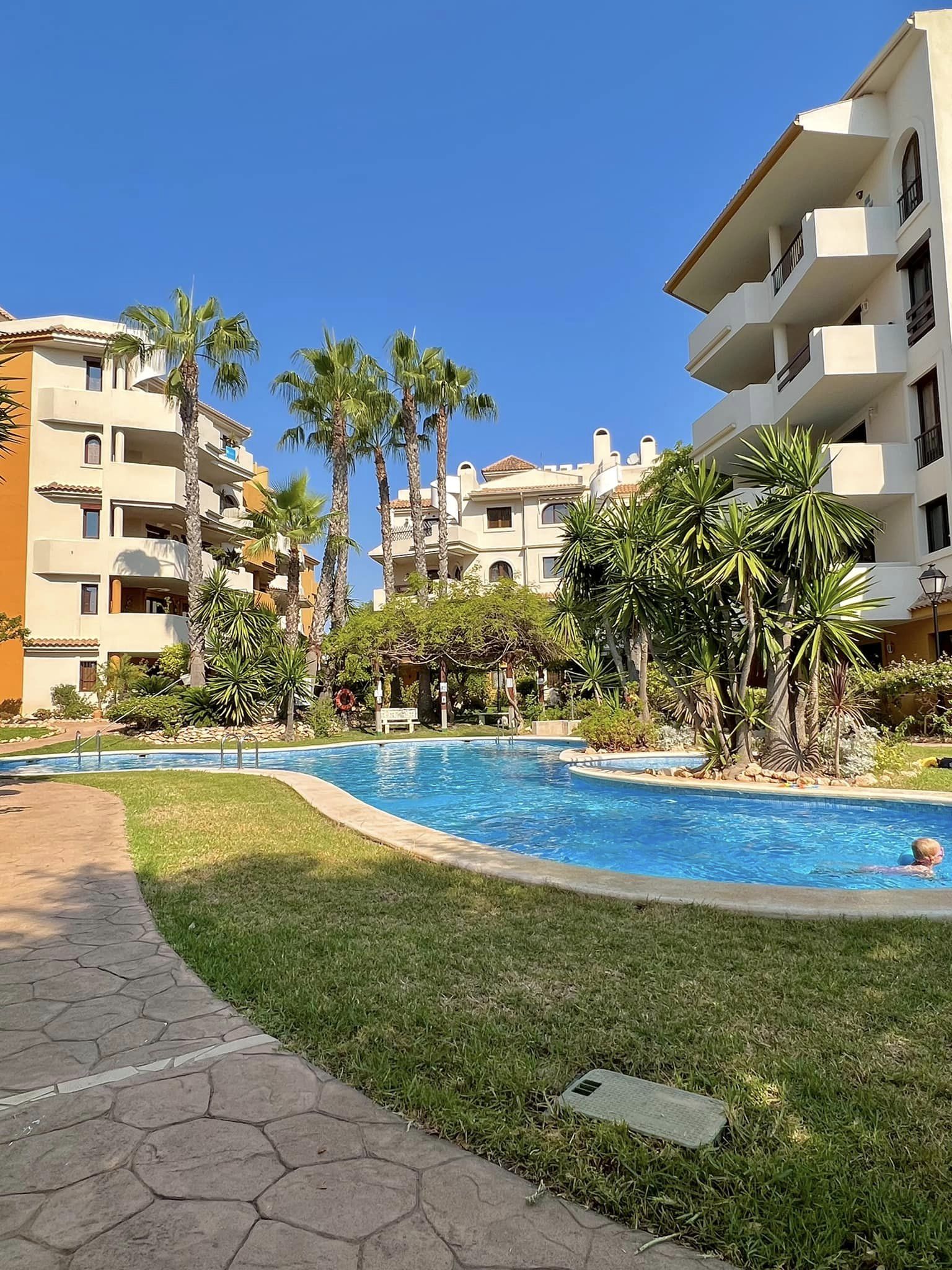 Bonito apartamento de estilo rústico con piscina, Punta Prima